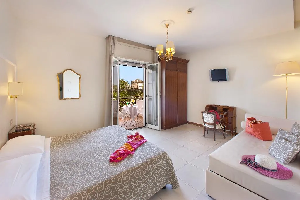 TRIPLE WITH BALCONY Room, Hotel Alpha, Naples