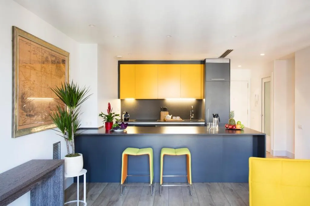 APARTMENT CAPACITY 5 THREE BEDROOM Room, Cosmo Apartments Passeig de Gracia, Barcelona