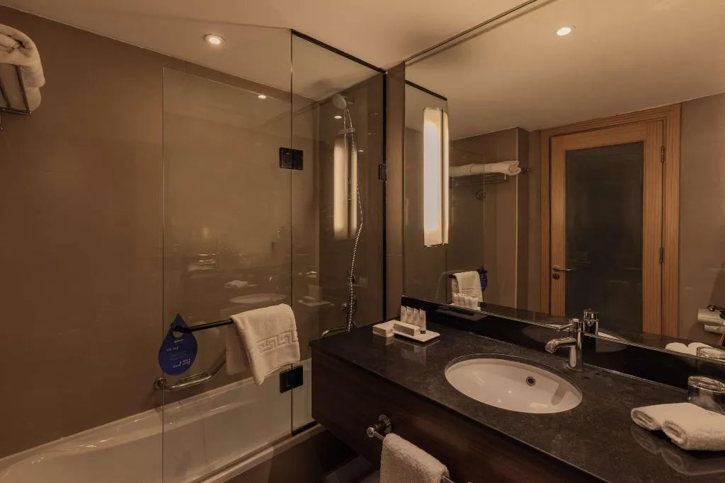 DOUBLE EXECUTIVE KING BED Room, Radisson Blu Cairo Heliopolis, Cairo