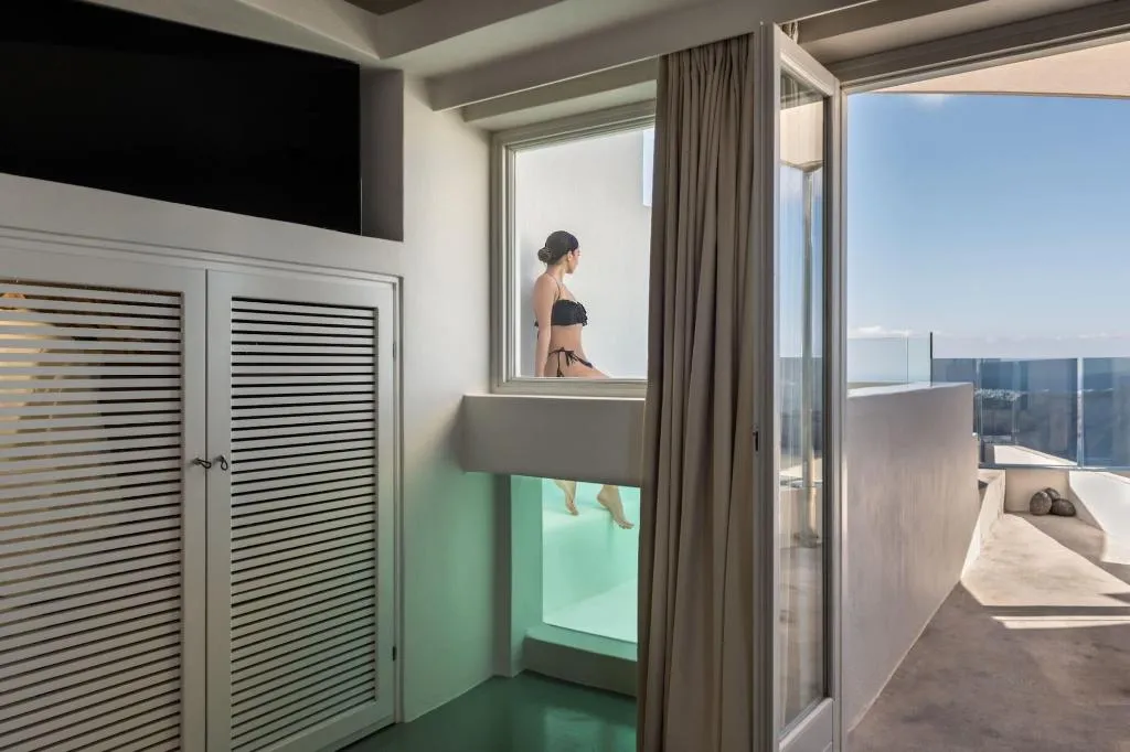 Room, West East Suites, Santorini