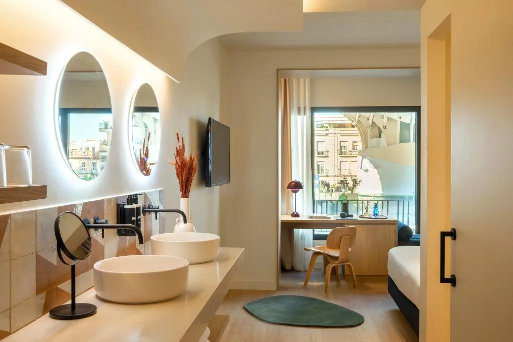 DOUBLE DELUXE WITH BALCONY Room, Ocean Drive Sevilla, Seville