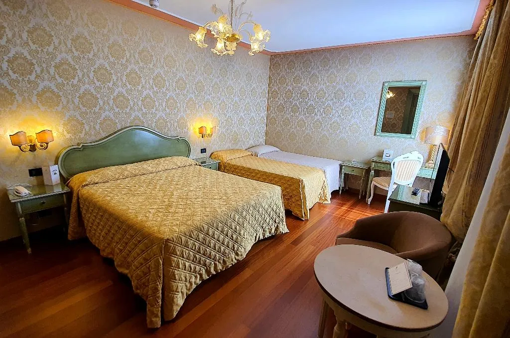 FAMILY ROOM CLASSIC Room, Carlton on the Grand Canal, Venice