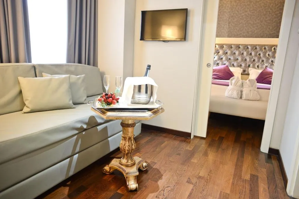 JUNIOR SUITE KING SIZE BED Room, Trilussa Palace Congress & Spa, Rome