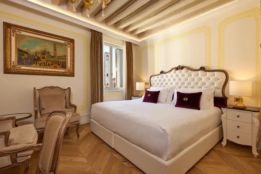 Room, Palazzo Giovanelli e Gran Canal, Venice