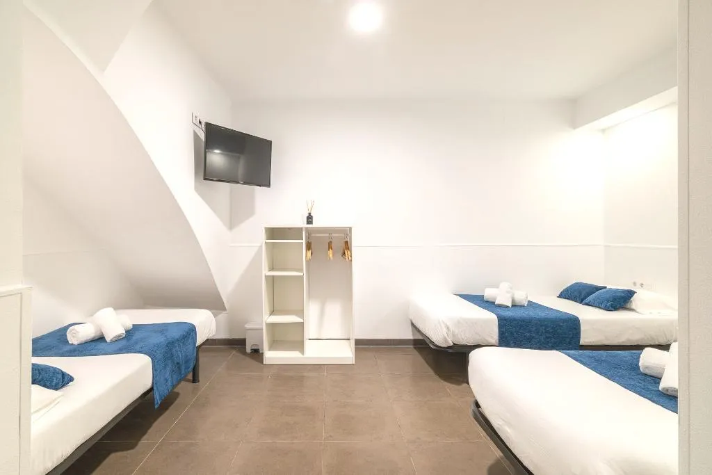 TRIPLE STANDARD Room, Laramond Barcelona Rooms, Barcelona