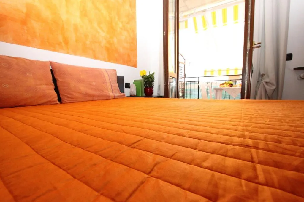 Room, Moonrose, Milan