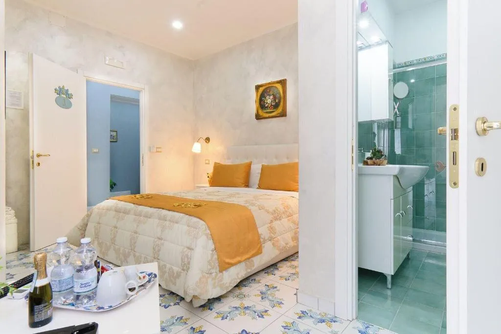 Room, Alma Adry, Naples