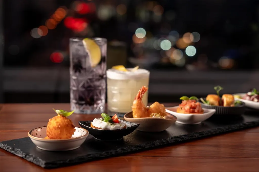 Bar, Radisson Blu Hotel, Dubai Media City, Dubai