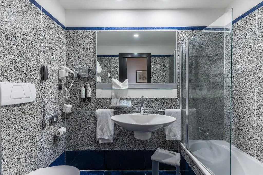 FAMILY ROOM THREE BEDS Room, Best Western Plus Hotel Universo, Rome