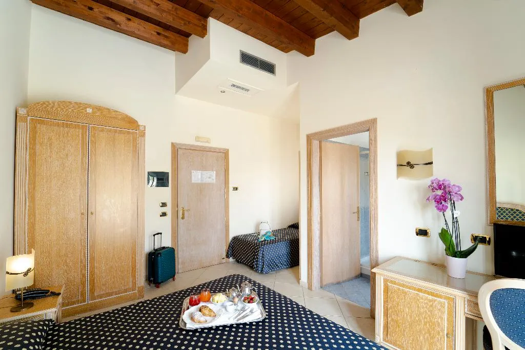 TRIPLE WITH TERRACE Room, Hotel Villa Romana, Catania