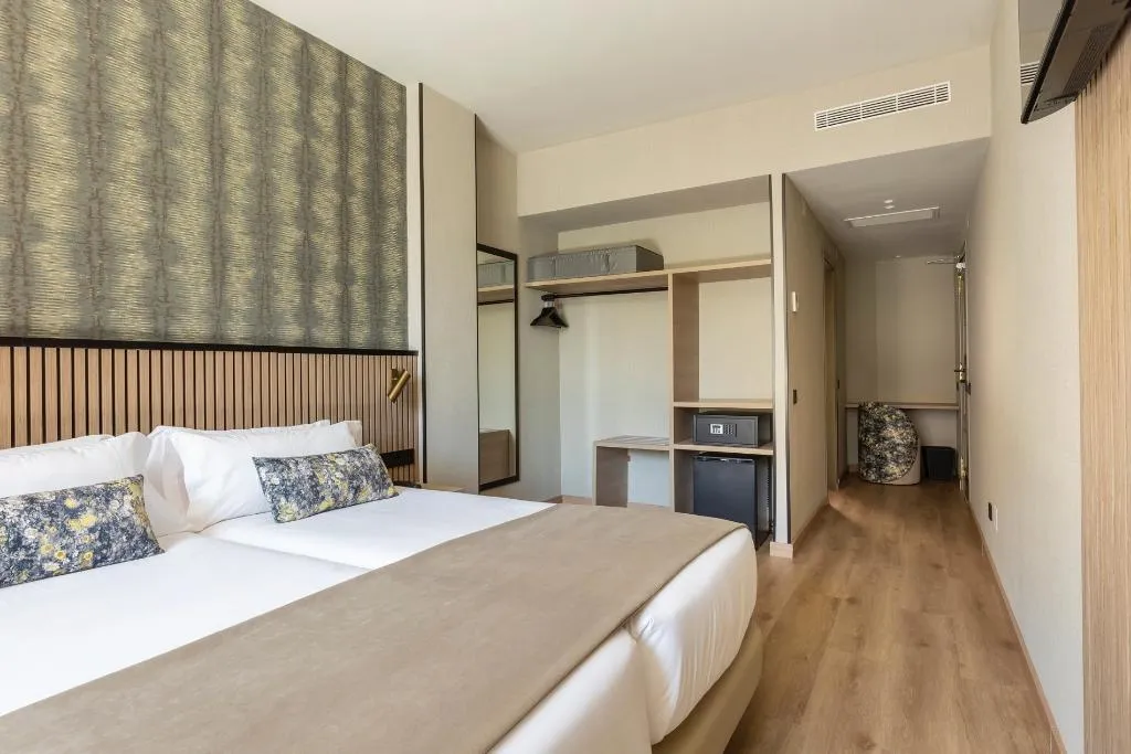 TRIPLE SUPERIOR Room, Acta Piramides, Madrid