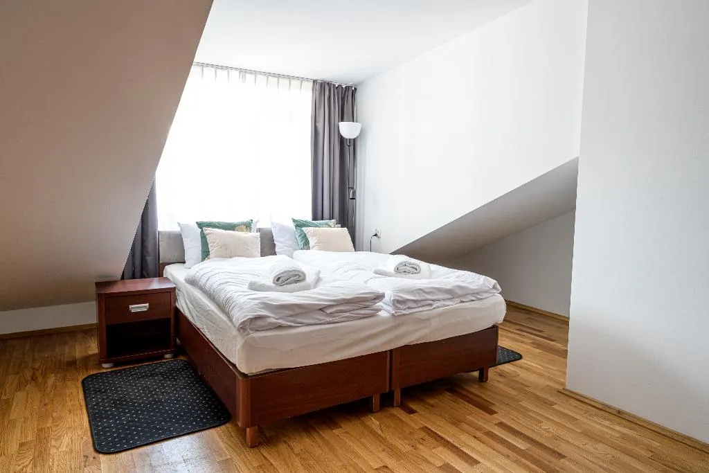 STUDIO ONE BEDROOM ONE BATHROOM Room, On/set Aparthotel, Krakow