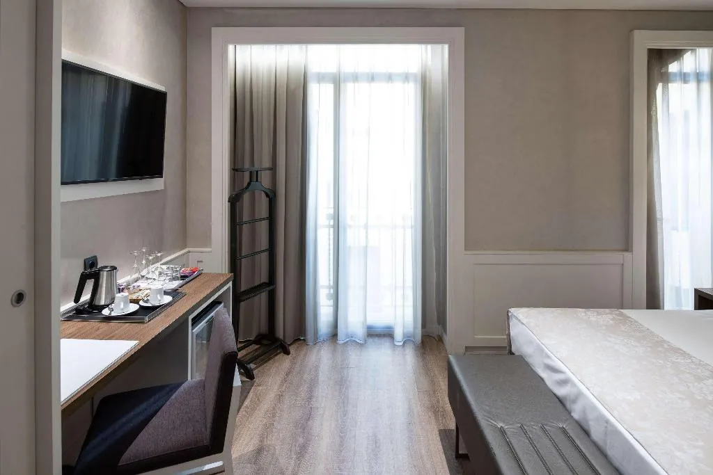 Room, Catalonia Puerta del Sol, Madrid