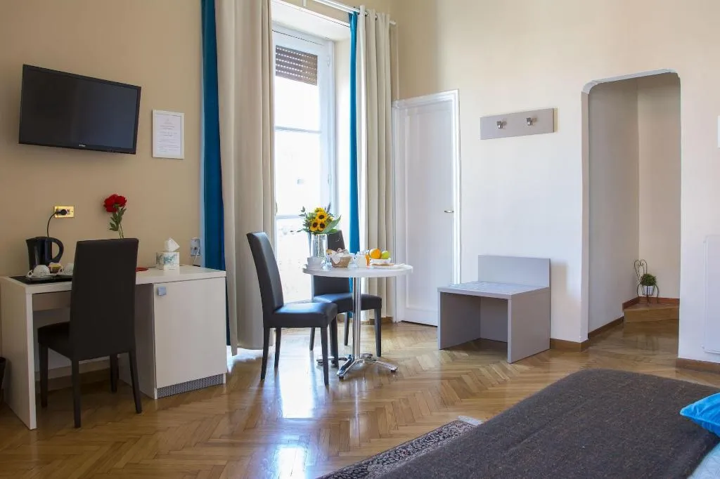 Room, B&B Il Ventre di Napoli, Naples