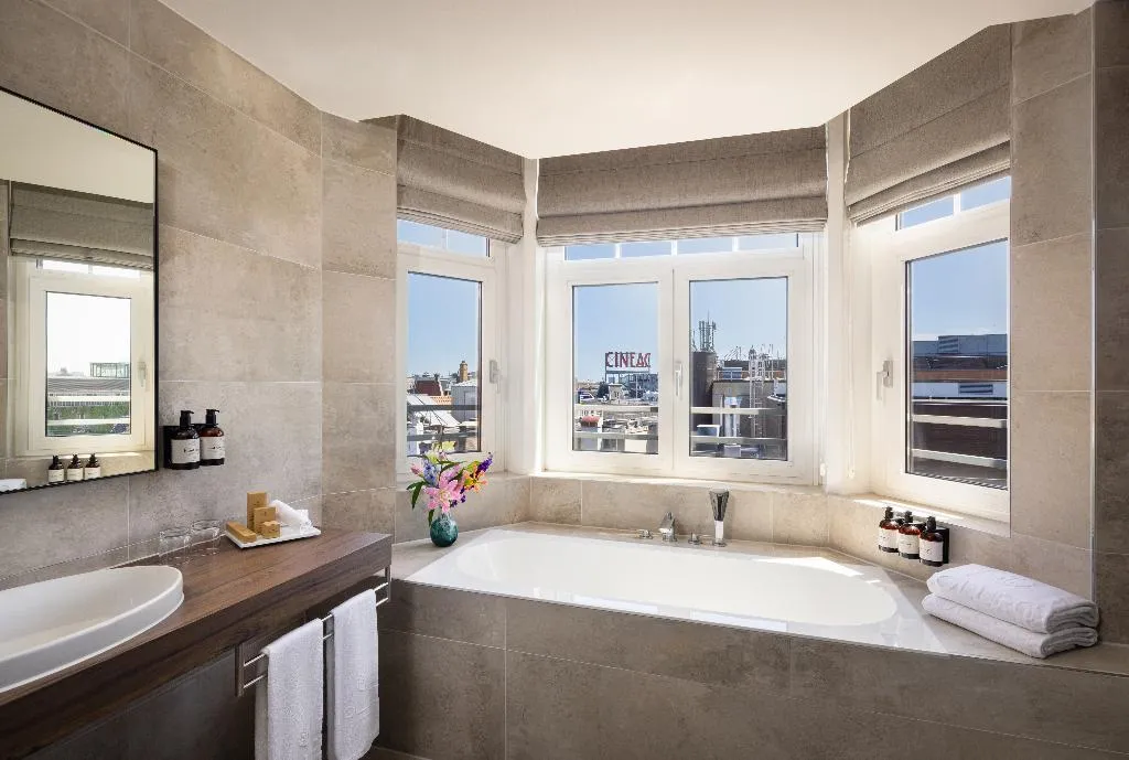 JUNIOR SUITE WITH VIEWS Room, NH Collection Amsterdam Flower Market, Amsterdam
