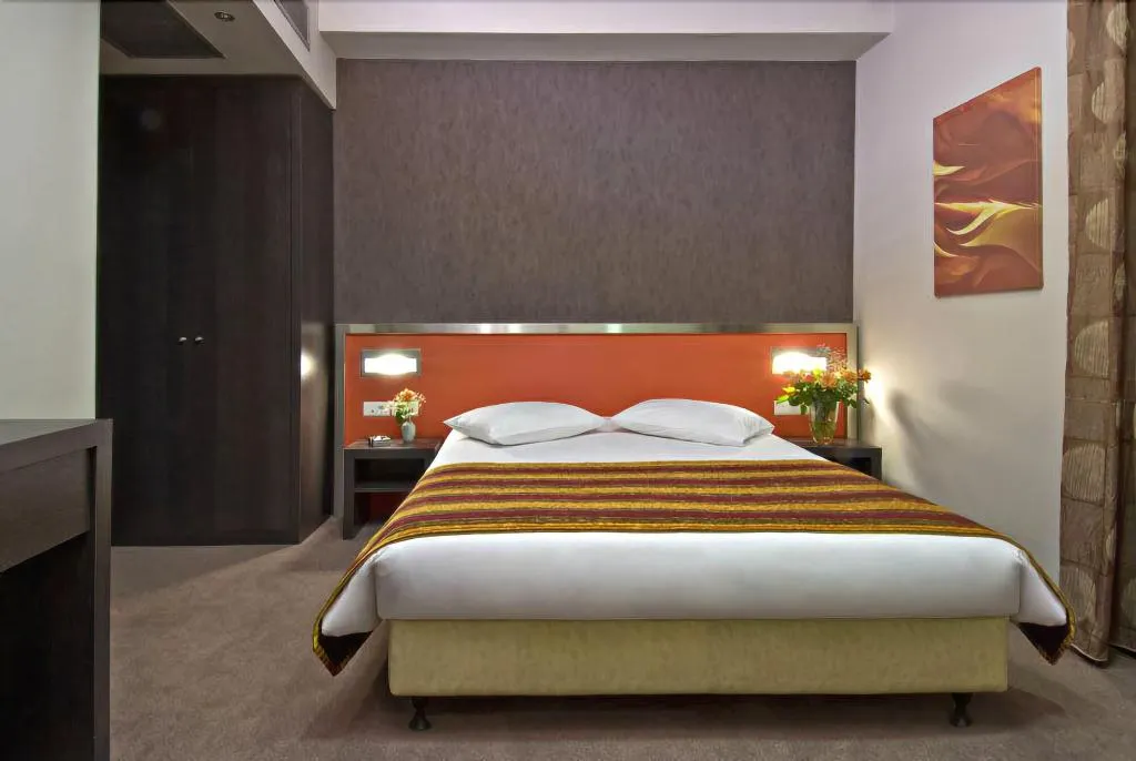 Room, Des Roses, Athens