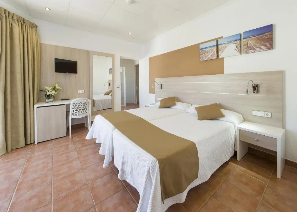 Double or Twin SUPERIOR WITH BALCONY Room, Hostal Adelino, Ibiza
