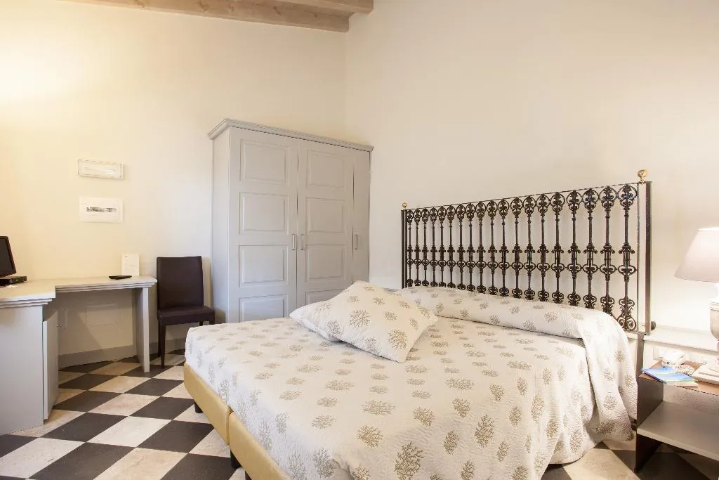 DOUBLE SUPERIOR WITH TERRACE Room, Maison Tresnuraghes, Cagliari