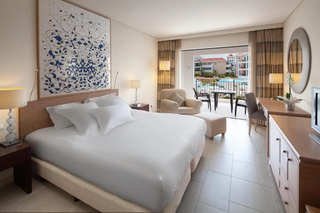 DOUBLE DELUXE POOL VIEW Room, Hilton Vilamoura As Cascatas Golf Resort & Spa, Algarve