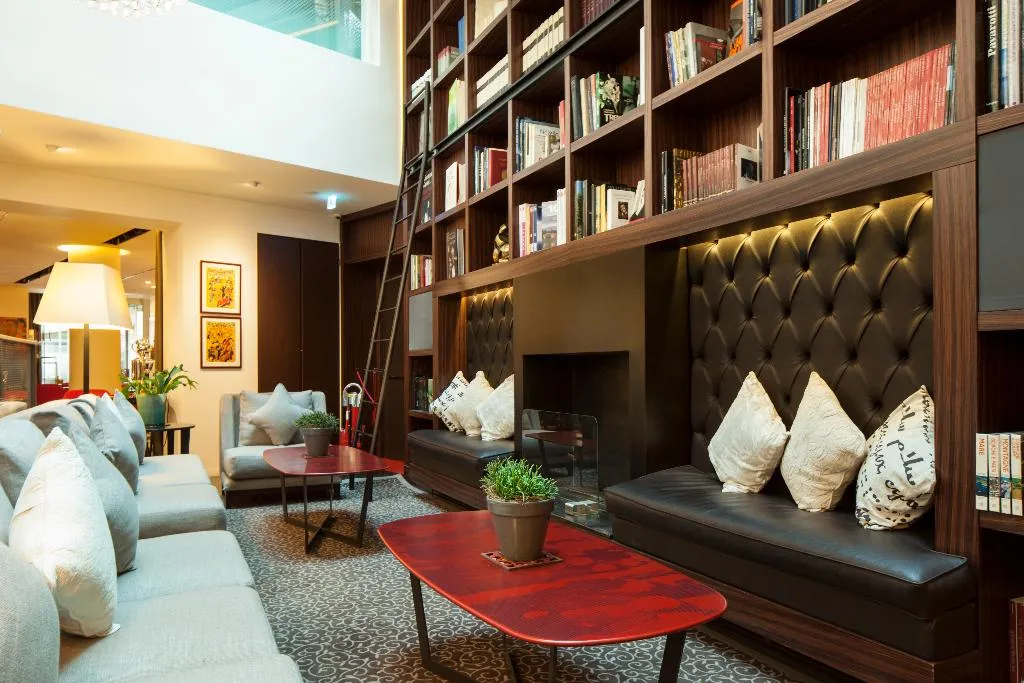 Lobby, Milano Scala, Milan