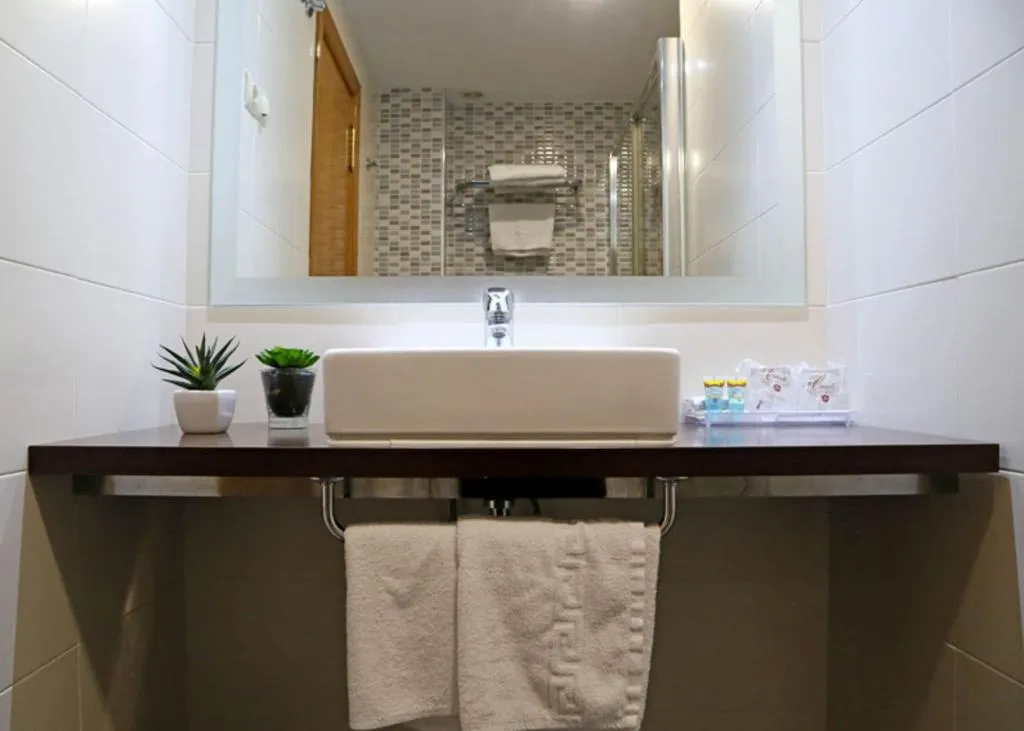 TRIPLE STANDARD Room, Hostal Carlos III, Madrid