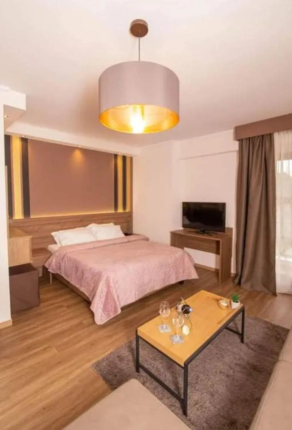 Room, Mont Helmos, Athens