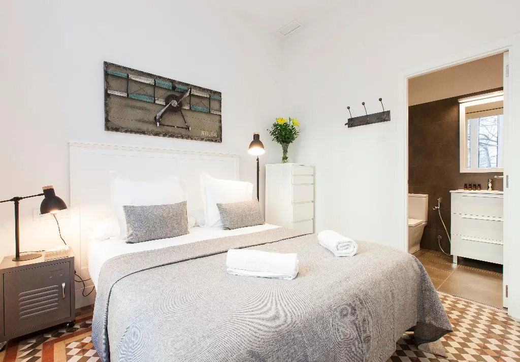 APARTMENT TWO BEDROOMS TWO BATHROOMS Room, Aspasios Urquinaona Design, Barcelona
