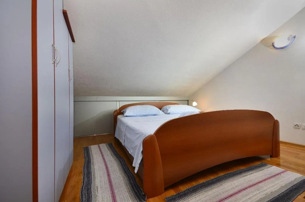 Room, House Topic, Split