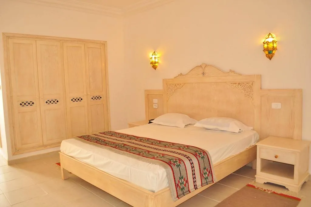 Room, Zodiac, Tunisia