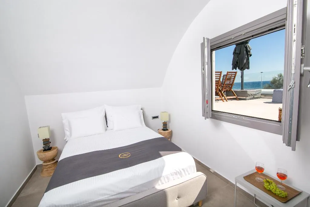 SUITE DELUXE WITH JACUZZI Room, Aegean Melody Suites, Santorini