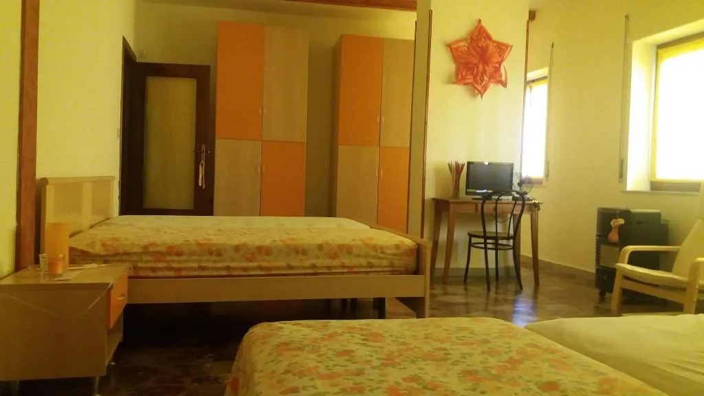 Room, B&B Central City, Naples