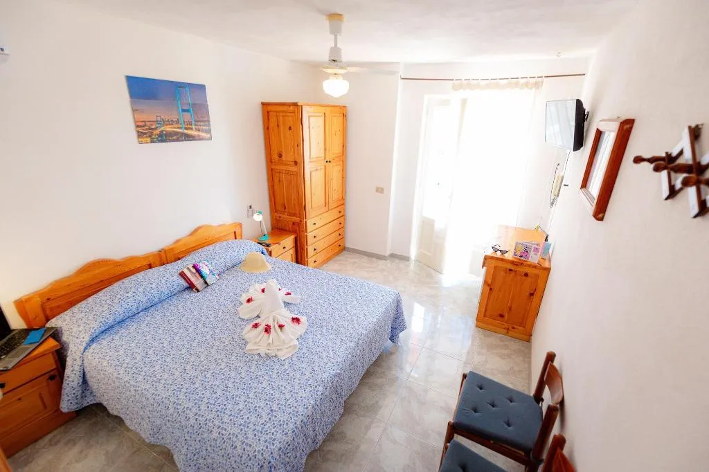 Room, Casa Adolfo, Naples