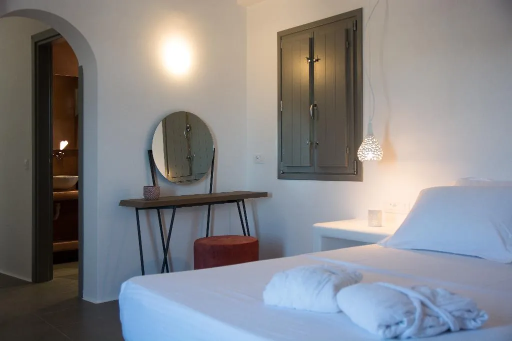 SUITE WITH JACUZZI Room, Amphitrite Suites Santorini, Santorini