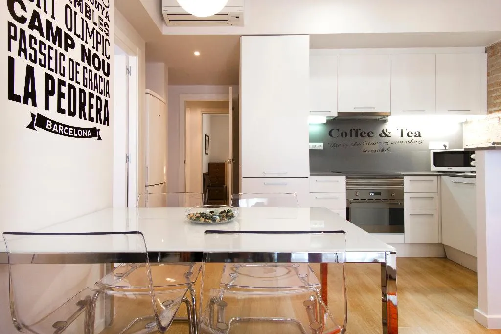 APARTMENT CAPACITY 4 THREE BEDROOM Room, Dailyflats Barcelona Center, Barcelona