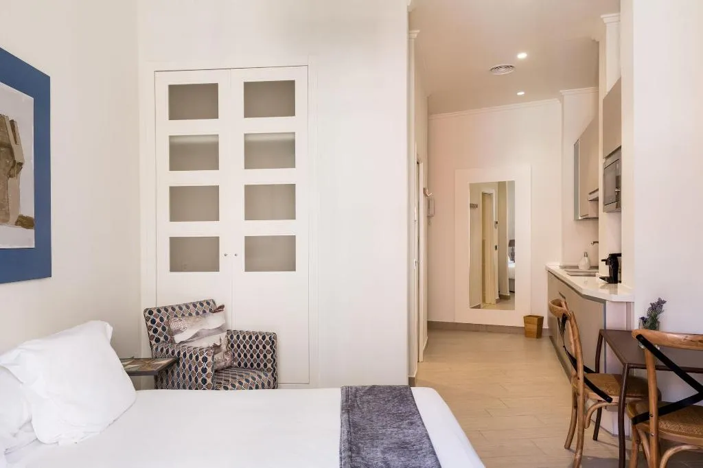 Room, Puerta Catedral Vinuesa15, Seville