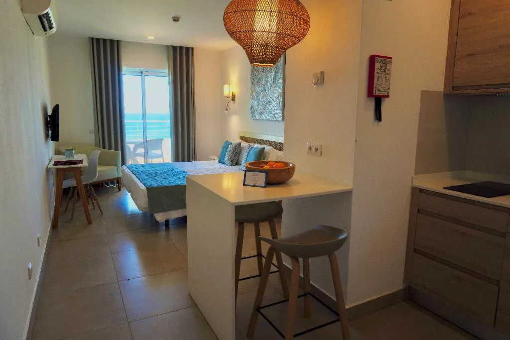 STUDIO DELUXE OCEAN FRONT Room, Clube Porto Mós, Algarve