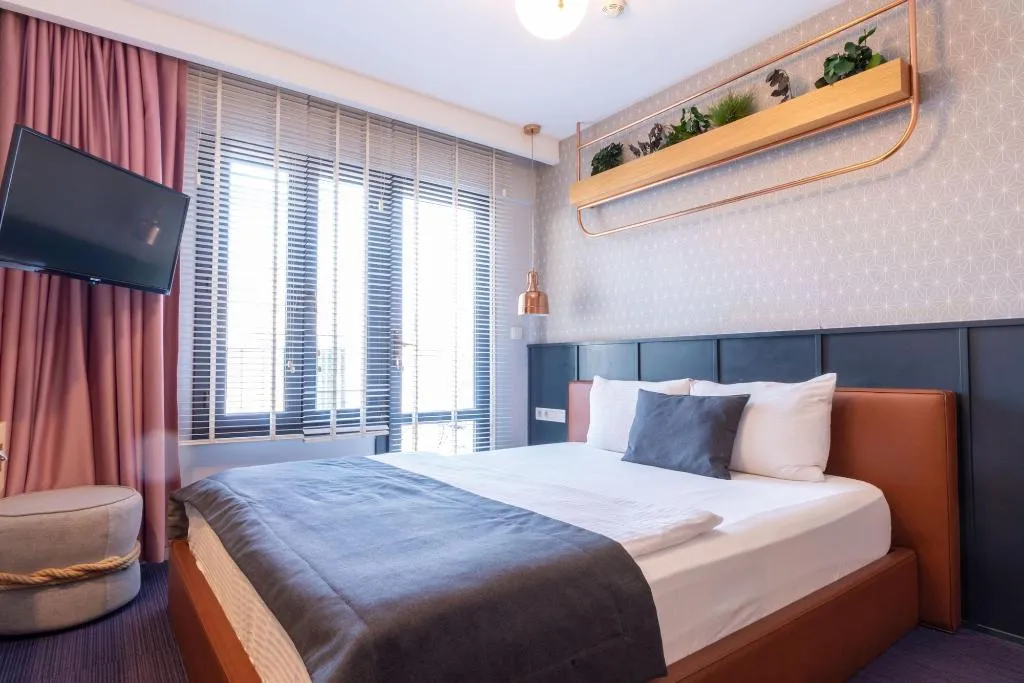 Room, Viva La Vita, Izmir