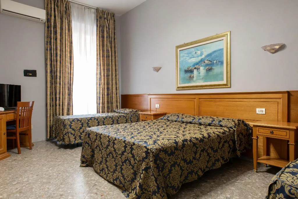 Lobby, Philia, Rome