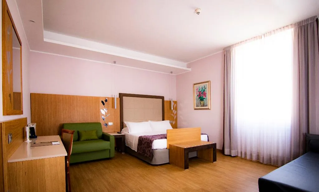 QUADRUPLE WITH VIEWS Room, Giolli Nazionale, Rome