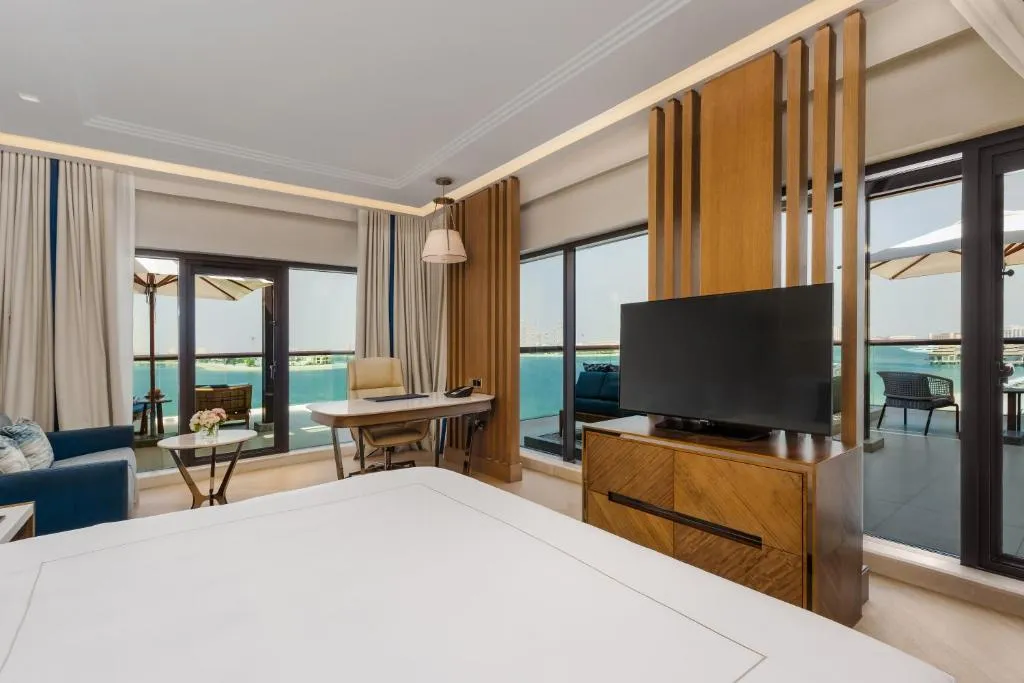 SUITE WITH JACUZZI Room, Taj Exotica Resort & Spa, The Palm Dubai, Dubai