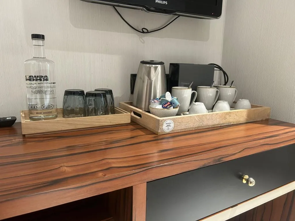 Room, California, Barcelona