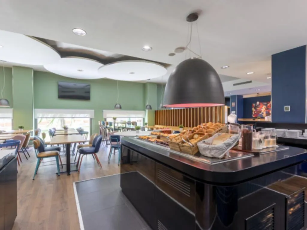 Restaurant, Travelodge Malaga Aeropuerto, Costa Del Sol