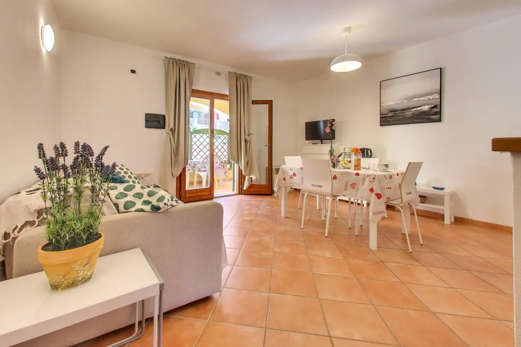 APARTMENT CAPACITY 6 Room, Reggia Di Nausicaa, Olbia