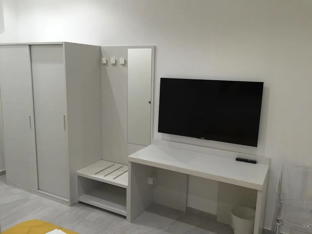 Room, Picaflor, Milan
