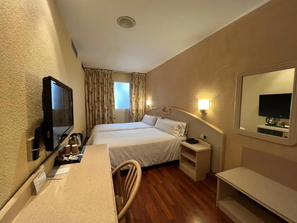 DOUBLE ECONOMY Room, Lleo, Barcelona