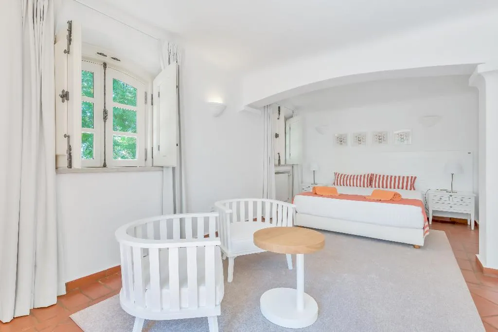 VILLA FIVE BEDROOMS TWO BATHROOMS Room, Shantivillas, Algarve