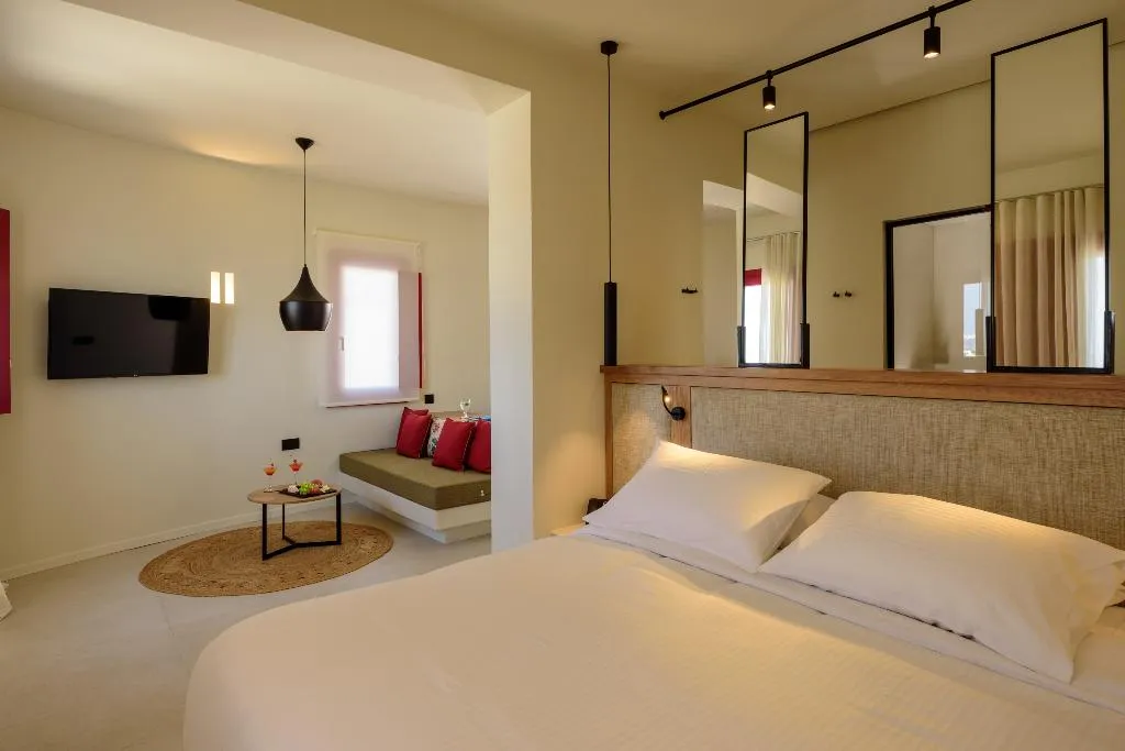 SUITE SEA VIEW WITH PRIVATE POOL Room, Potnia Theron Suites, Santorini
