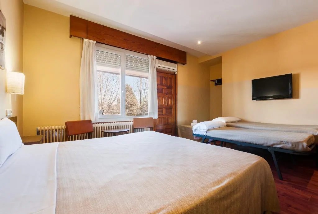 QUADRUPLE STANDARD Room, Los Olivos, Madrid