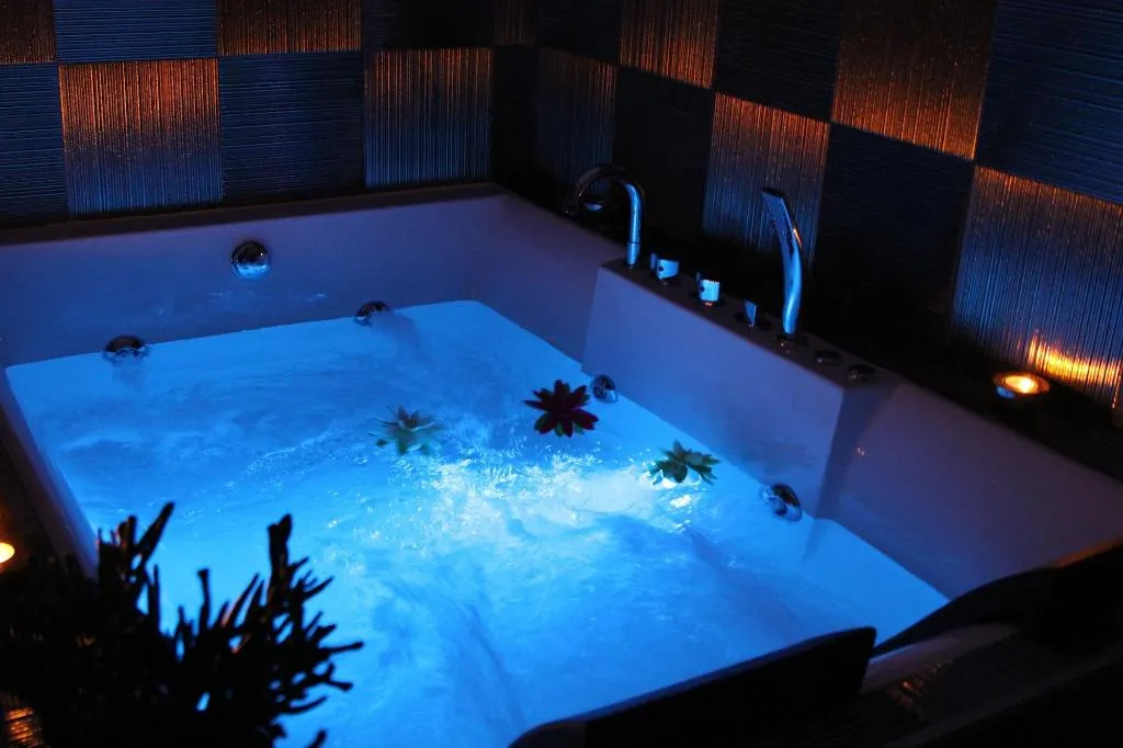 Sports and Entertainment, Barbarella Suite, Naples
