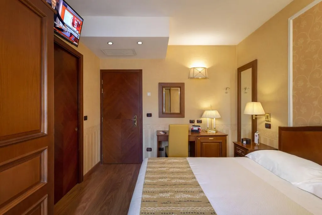 DOUBLE ONE BED Room, Lancaster Hotel, Milan